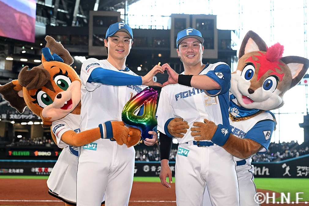 ヒーローの山崎福投手、伏見選手05