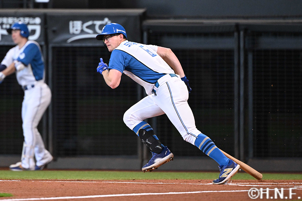 1回裏、レフトへヒットを放つスティーブンソン選手