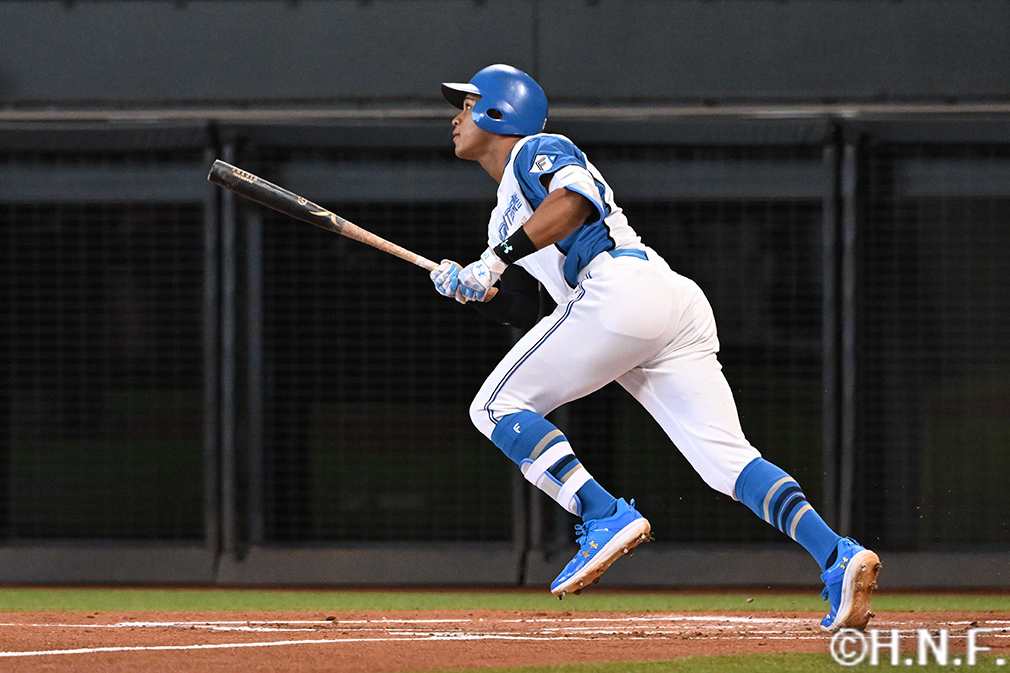 1回裏、ライトへ先制3ランを放つ万波選手01