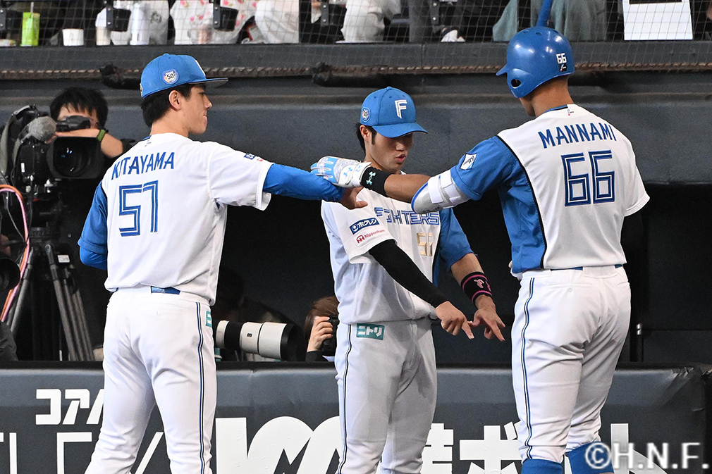 1回裏、ライトへ先制3ランを放つ万波選手04