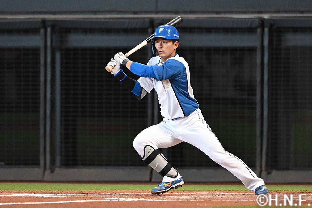 2回裏、ショートへ内野安打を放つ水野選手