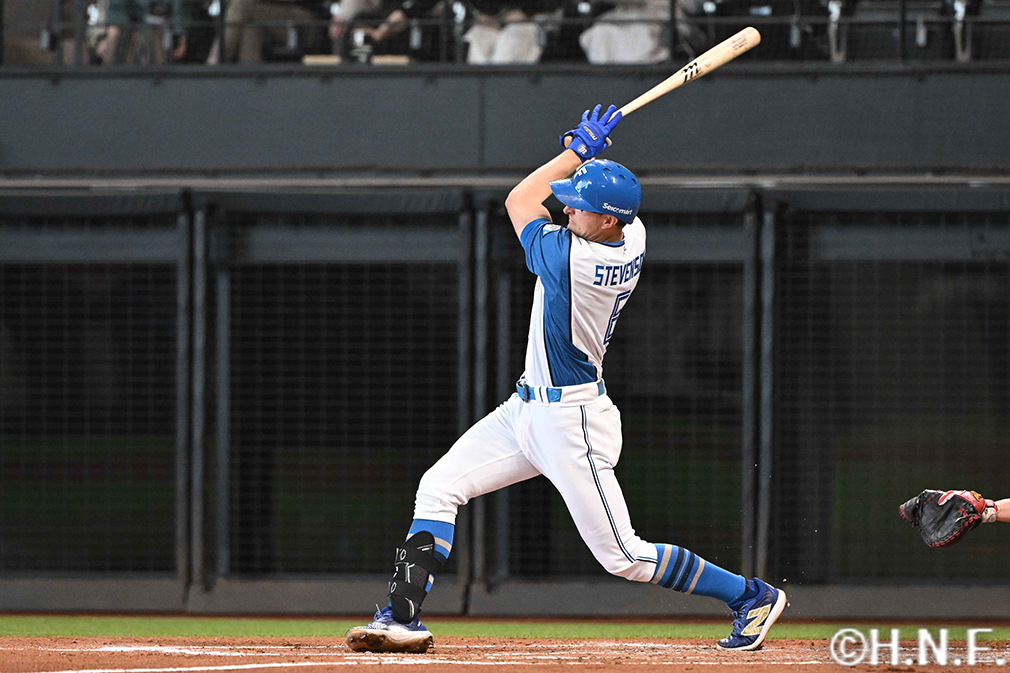 2回裏、ライトへヒットを放つスティーブンソン選手