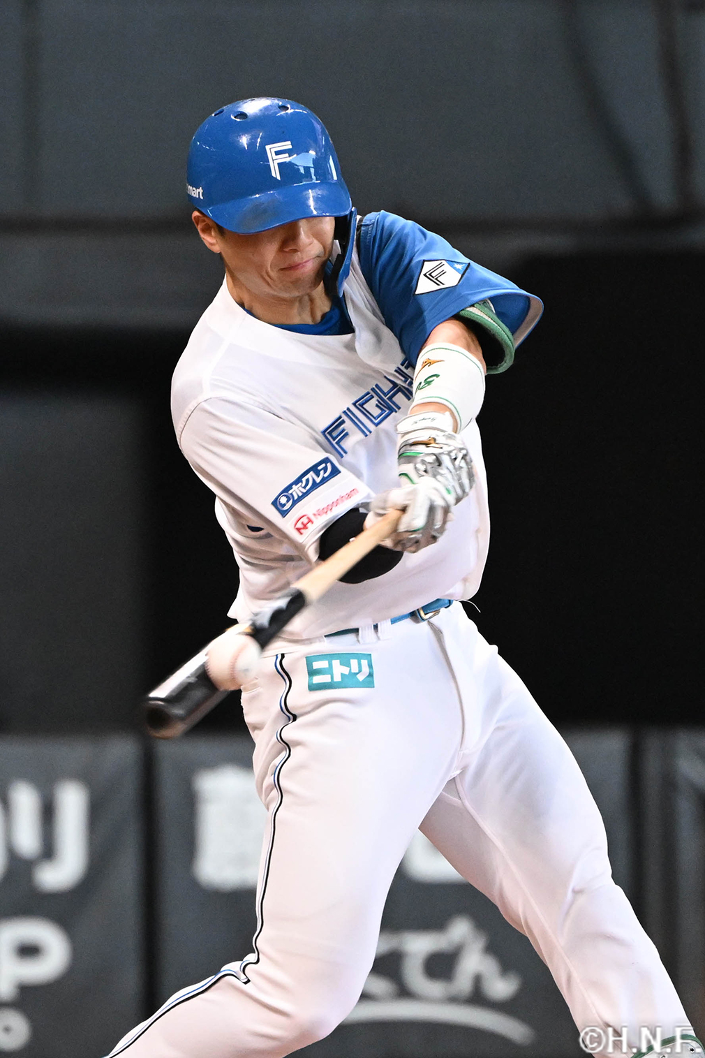 3回裏、ライトへ2ランを放つ郡司選手01