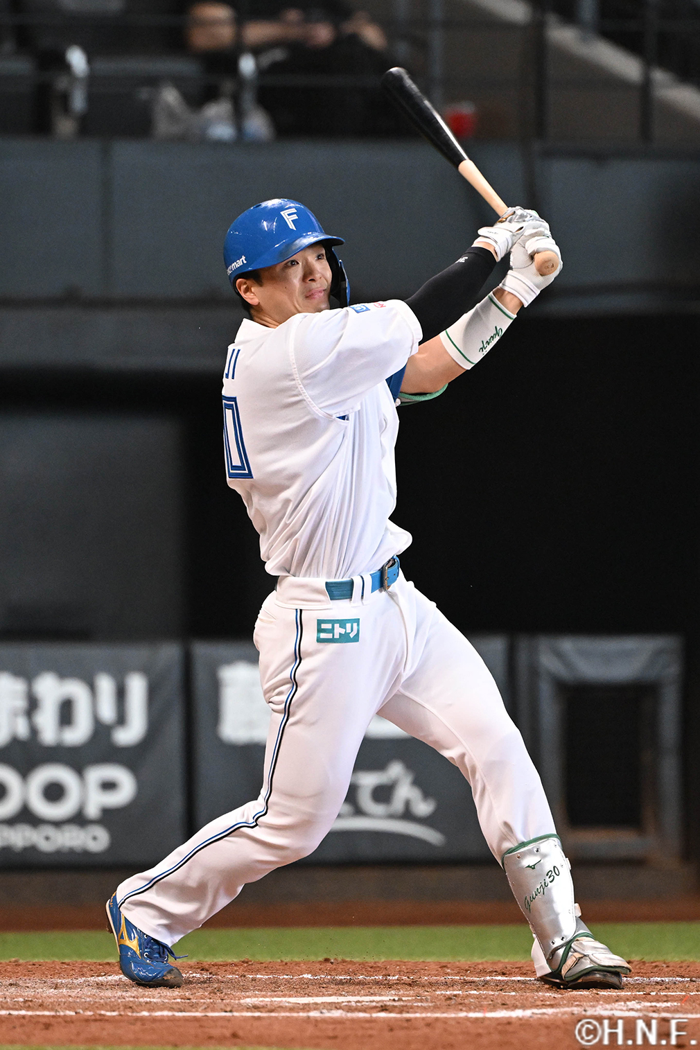 3回裏、ライトへ2ランを放つ郡司選手02