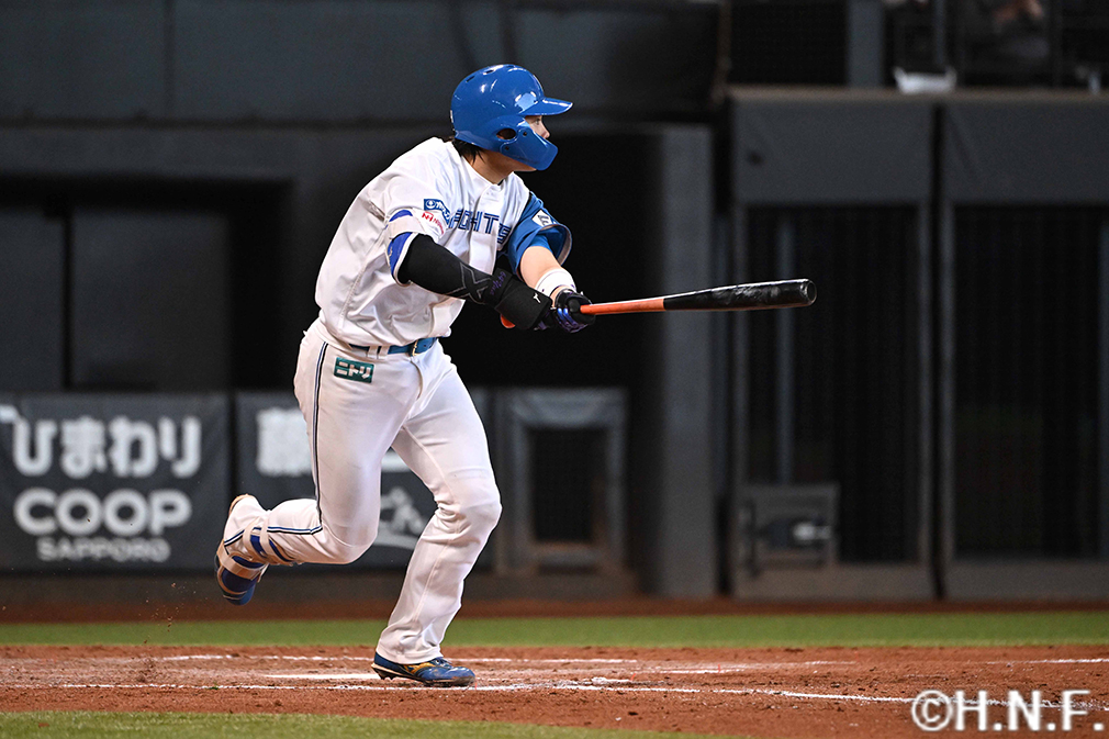 4回裏、レフトへヒットを放つ田宮選手