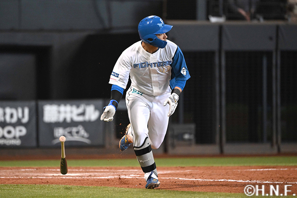 4回裏、レフトへヒットを放つ水野選手