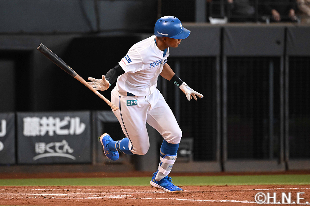 5回裏、レフトへ二塁打を放つ万波選手01