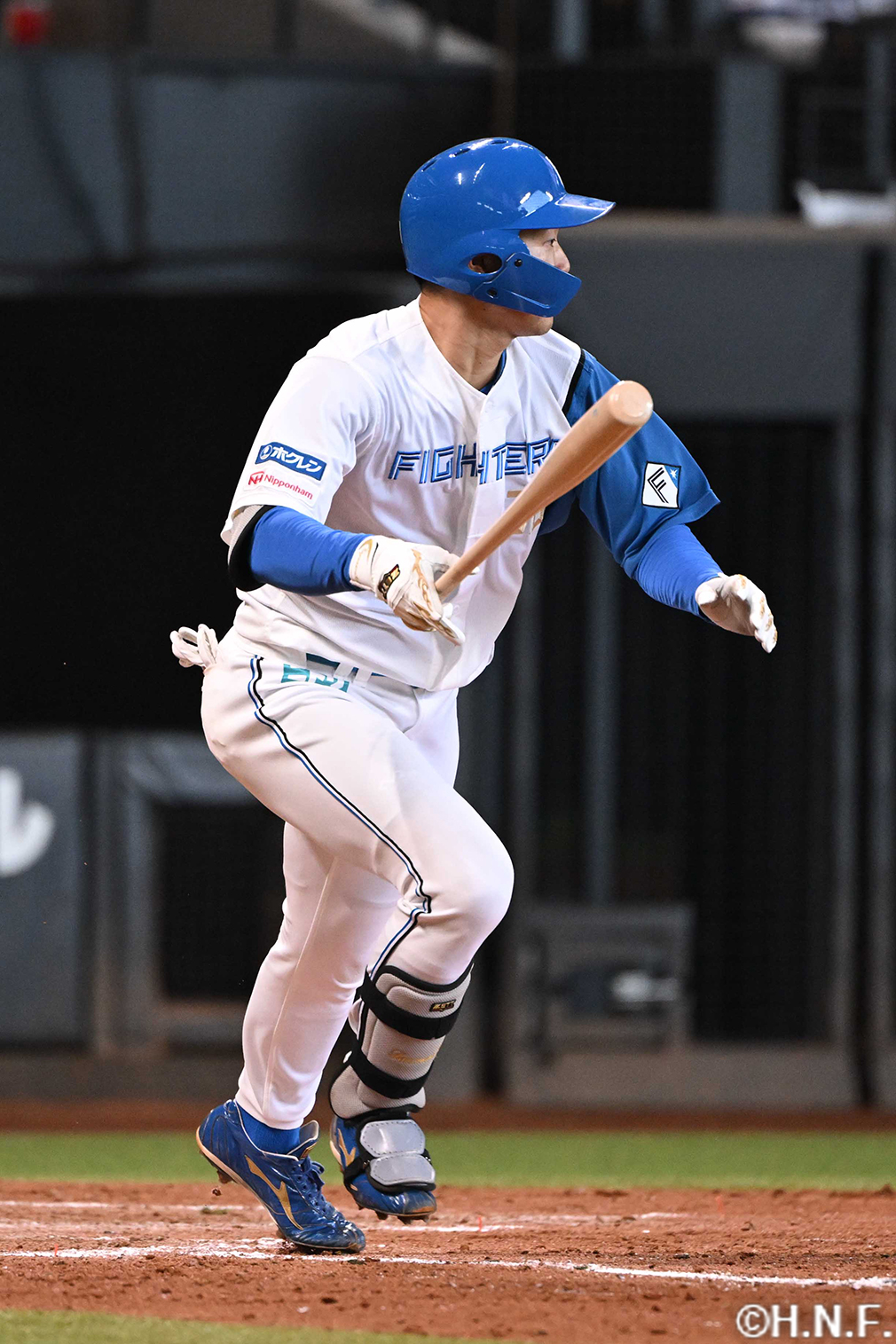 5回裏、センターへ適時打を放つ石井選手