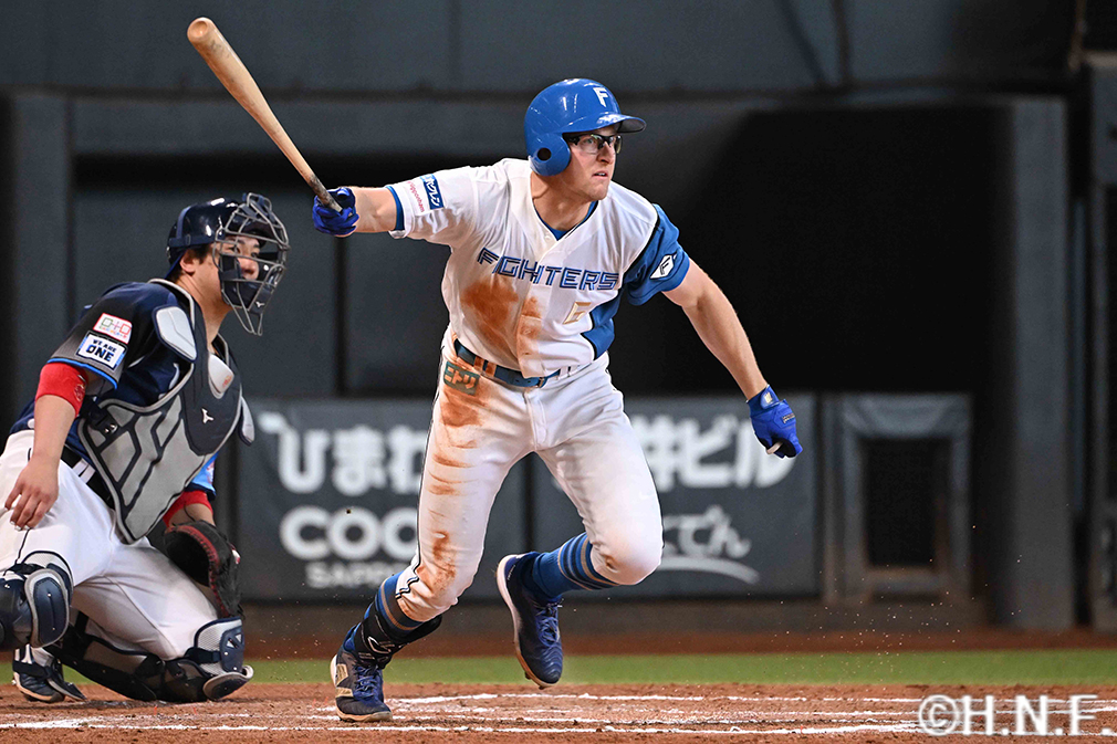 6回裏、ライトへヒットを放つスティーブンソン選手01