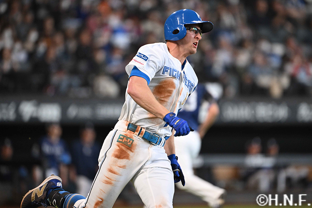 6回裏、ライトへヒットを放つスティーブンソン選手02