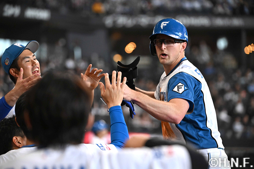 6回裏、ライトへヒットを放つスティーブンソン選手03