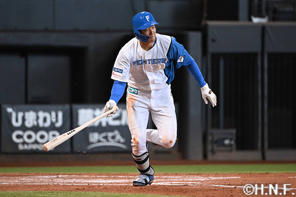 6回裏、ライトへ適時打を放つ石井選手