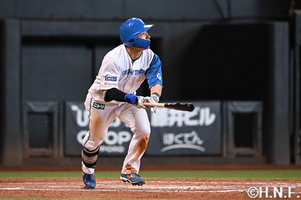 7回裏、本塁打を放つ水野選手01