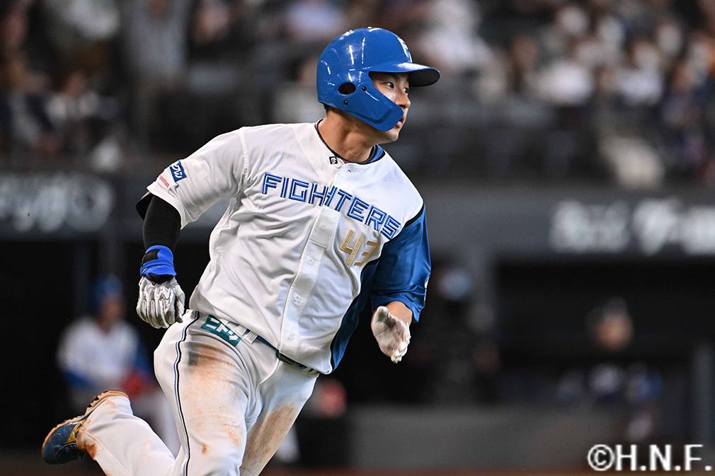 7回裏、本塁打を放つ水野選手02