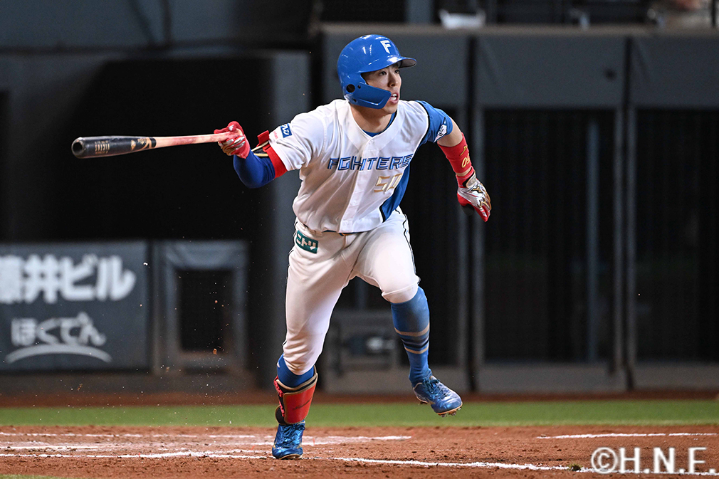 7回裏、ライトへヒットを放つ五十幡選手