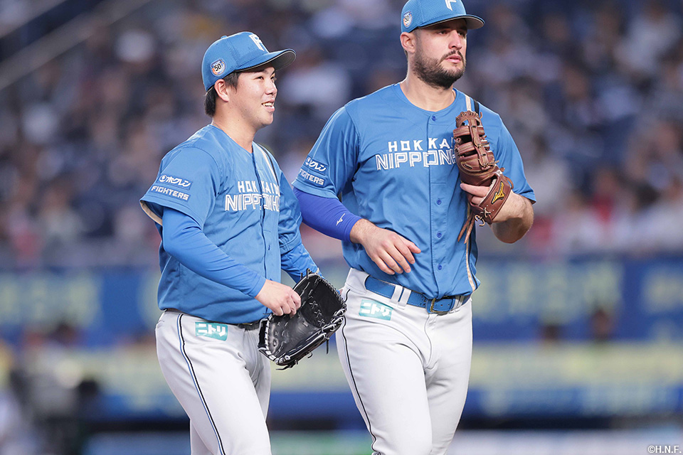 2回裏を抑えた金村投手とマルティネス選手