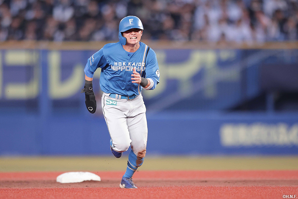 3回表、三塁へ向かう上川畑選手