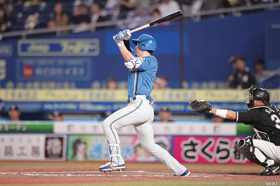 4回表、内野安打を放つ松本剛選手