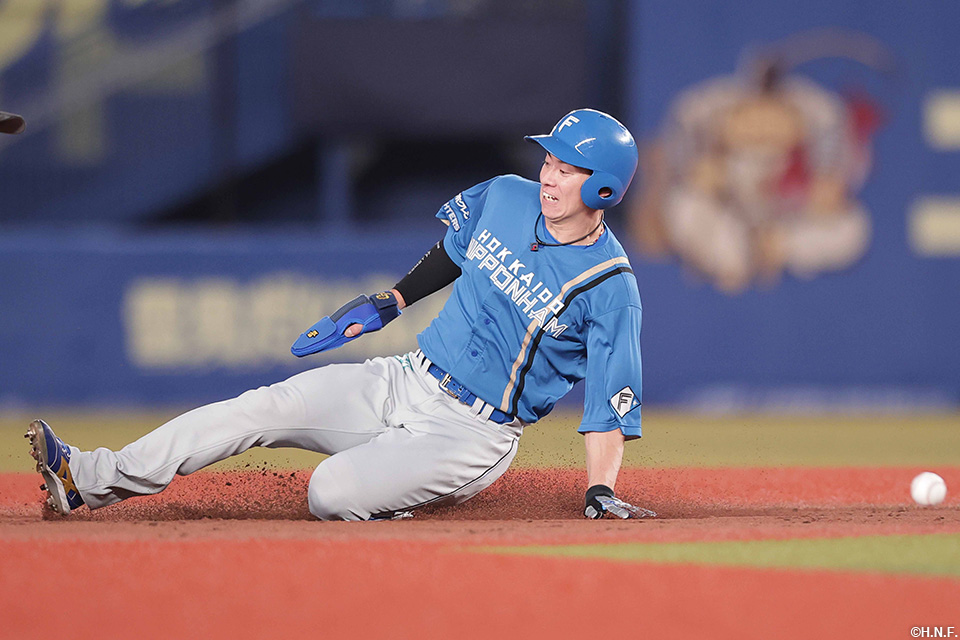 4回表、盗塁をきめる松本剛選手