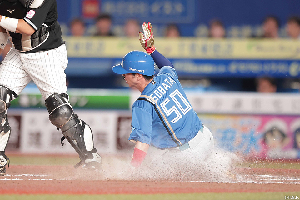 7回表、細川選手の犠飛で同点のホームを踏んだ五十幡選手
