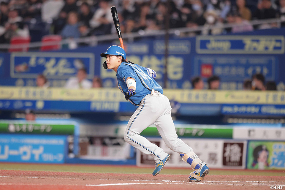 9回表、レフトへヒットを放つ田宮選手