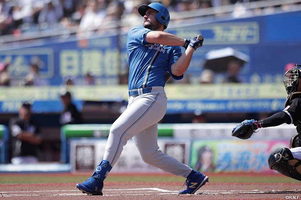 1回表、先制の犠飛を放つマルティネス選手