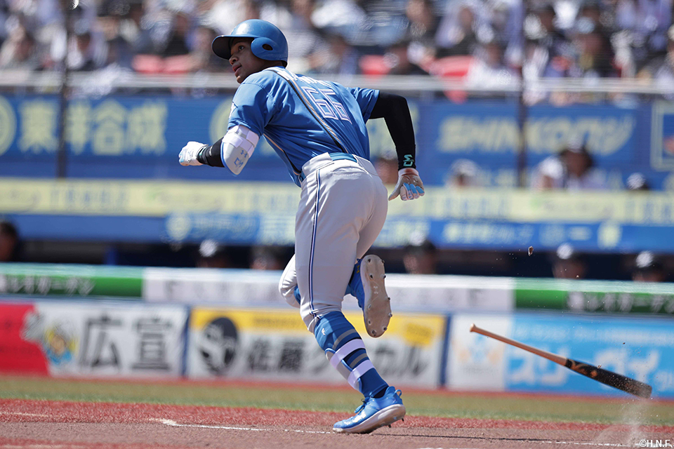 1回表、適時打を放つ万波選手