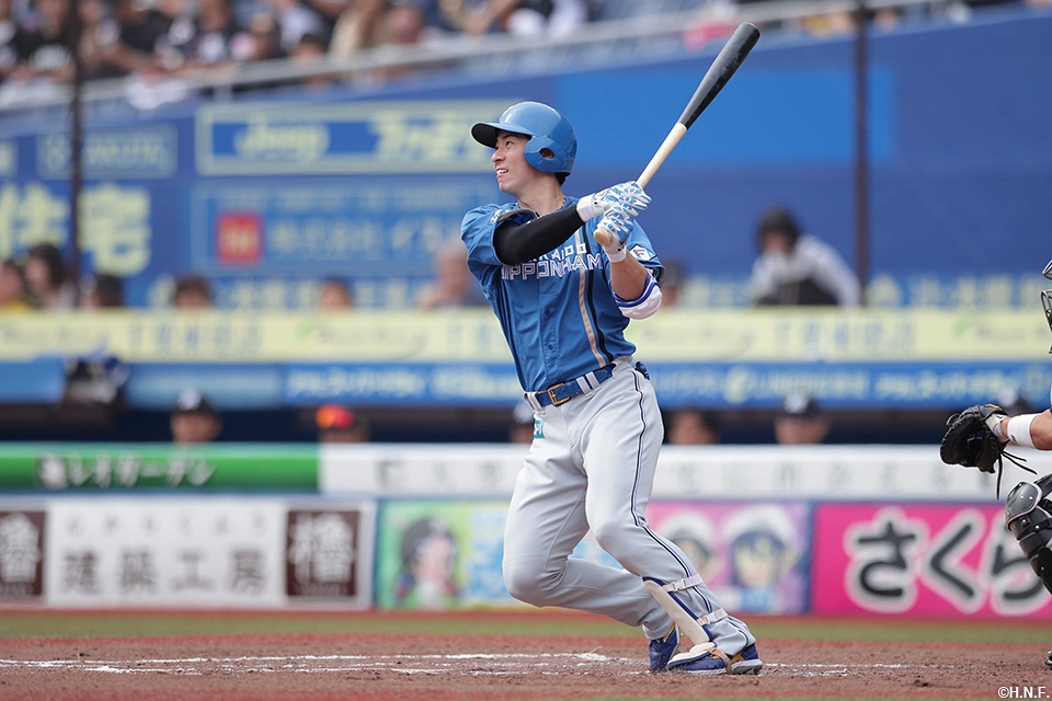 4回表、二塁打を放つ松本剛選手