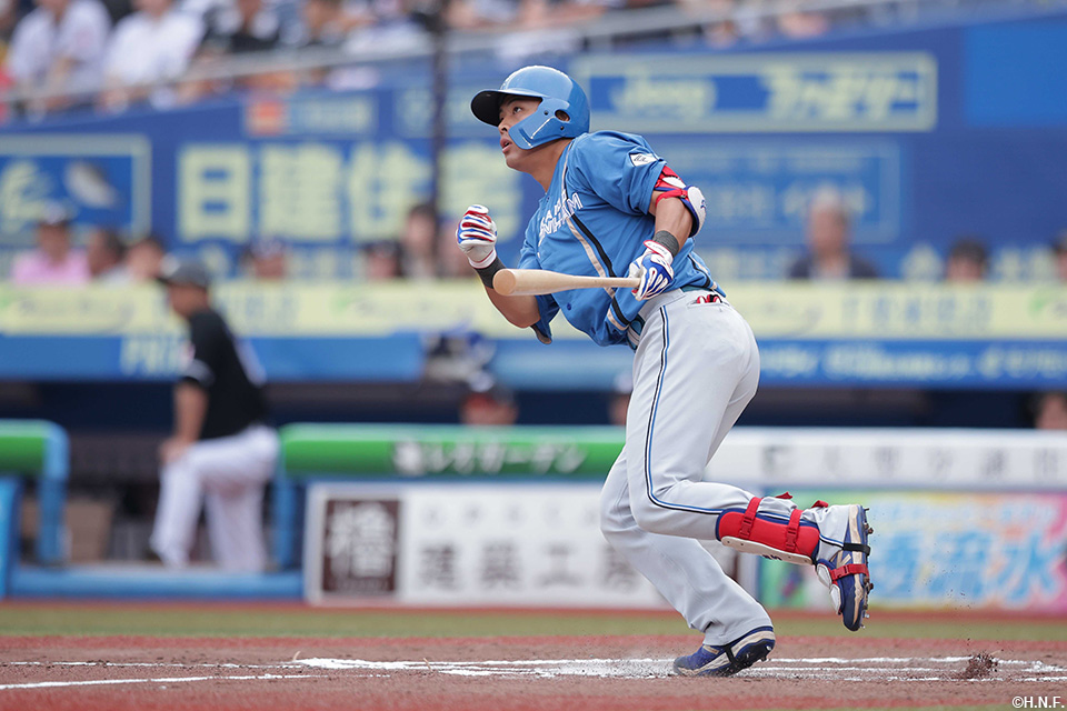 7回表、レフトスタンドへ一発を放つ野村選手01