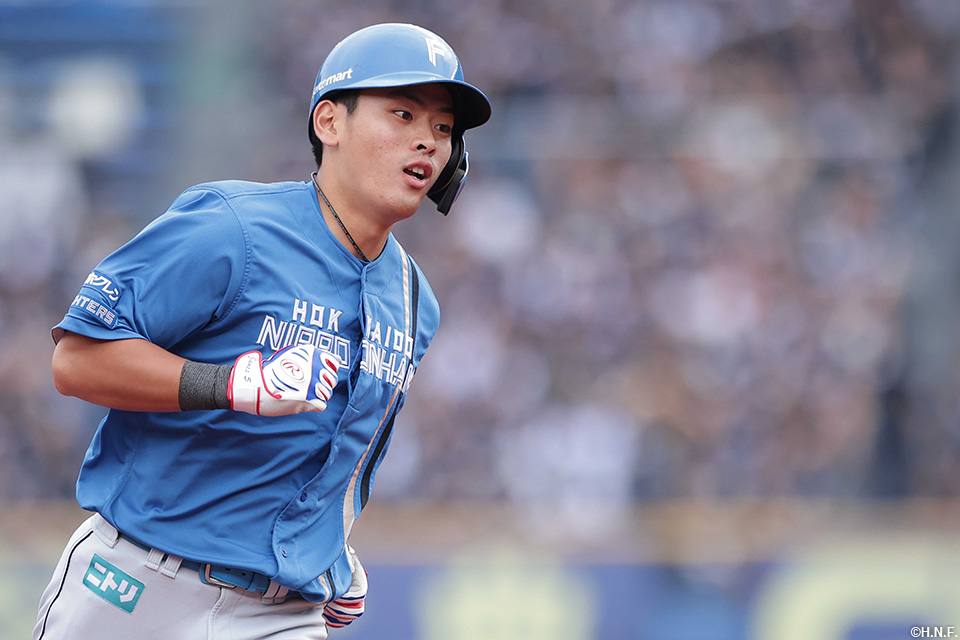 7回表、レフトスタンドへ一発を放つ野村選手02