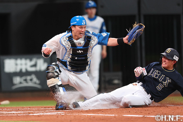 2回表、二塁走者をアウトにする伏見選手