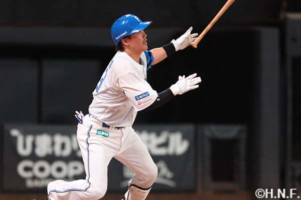 3回裏、レフトへ二塁打を放つ伏見選手