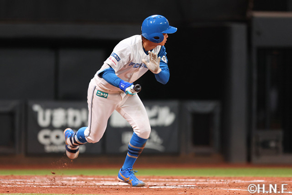 3回裏、レフトへ.適時打を放つ中島卓選手