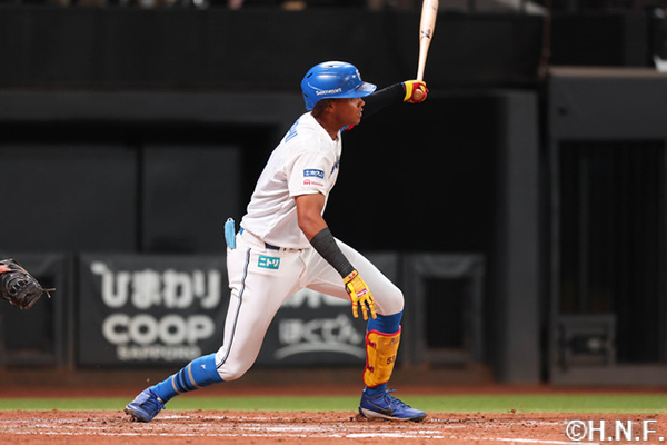 3回裏、レフトへ同点の適時打を放つ水谷選手01