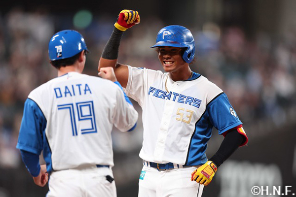 3回裏、レフトへ同点の適時打を放つ水谷選手02