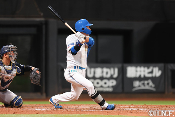 4回裏、レフトへ勝ち越しの2ランを放つ水野選手01