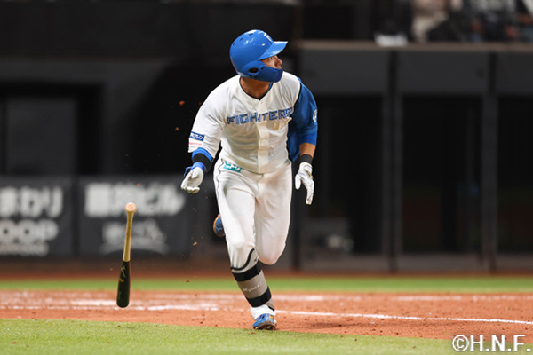 4回裏、レフトへ勝ち越しの2ランを放つ水野選手02