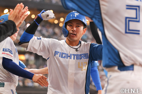 4回裏、レフトへ勝ち越しの2ランを放つ水野選手03