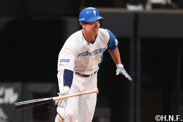 7回裏、ライトへヒットを放つ松本剛選手