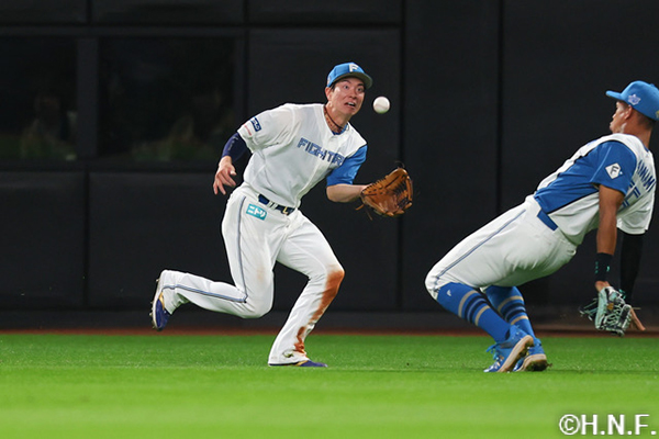 松本剛選手が捕球し、ゲームセット