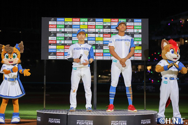 ヒーローの水野選手、水谷選手01