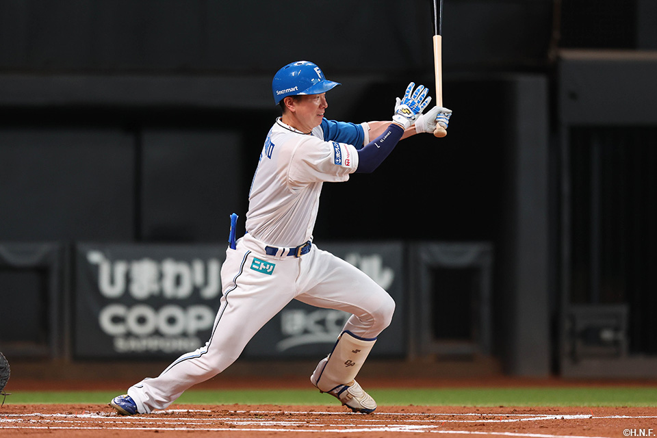 1回裏、三塁手の失策を誘う打球を放つ松本剛選手