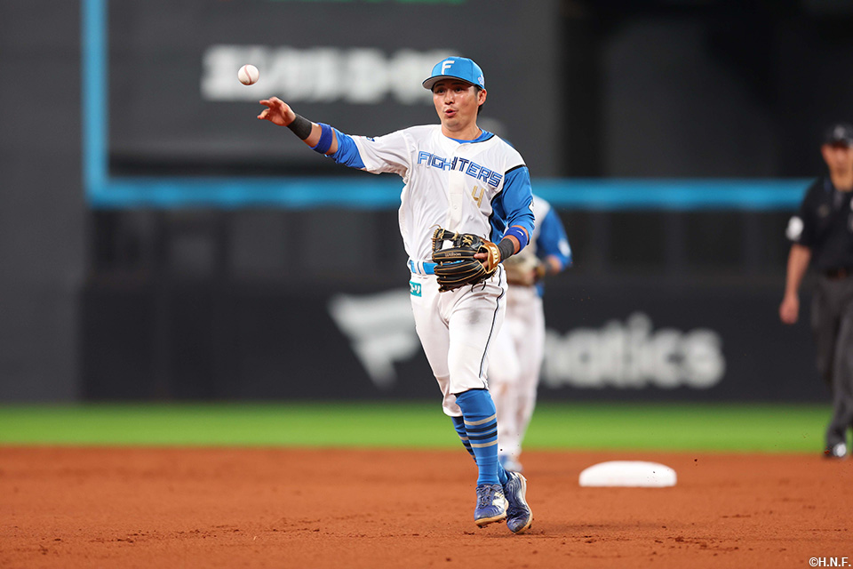 2回表、好守をみせる上川畑選手