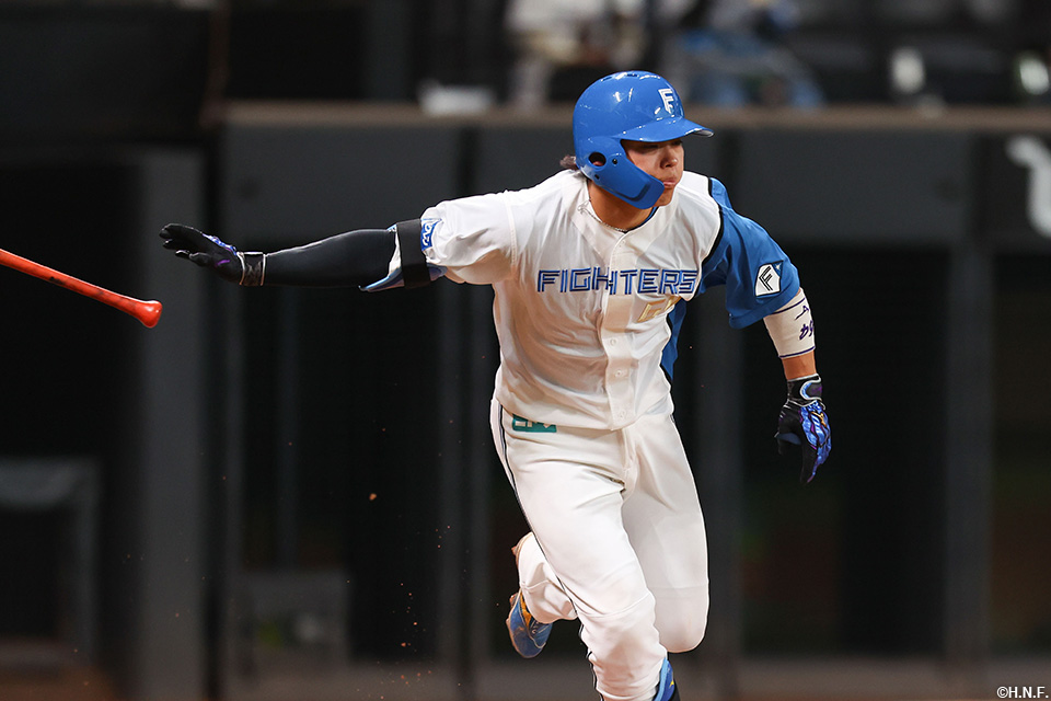 2回裏、ライトへヒットを放つ田宮選手01