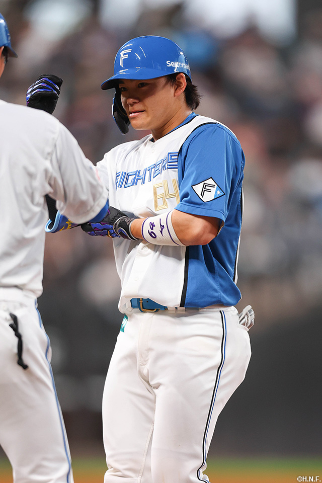 2回裏、ライトへヒットを放つ田宮選手02