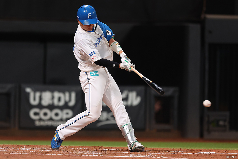 3回裏、レフトへヒットを放つ郡司選手01