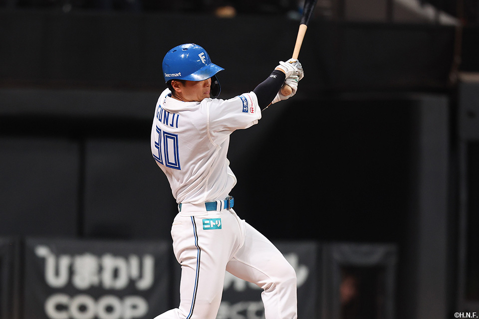 3回裏、レフトへヒットを放つ郡司選手02