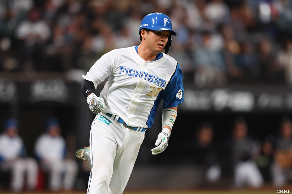 3回裏、レフトへヒットを放つ郡司選手03