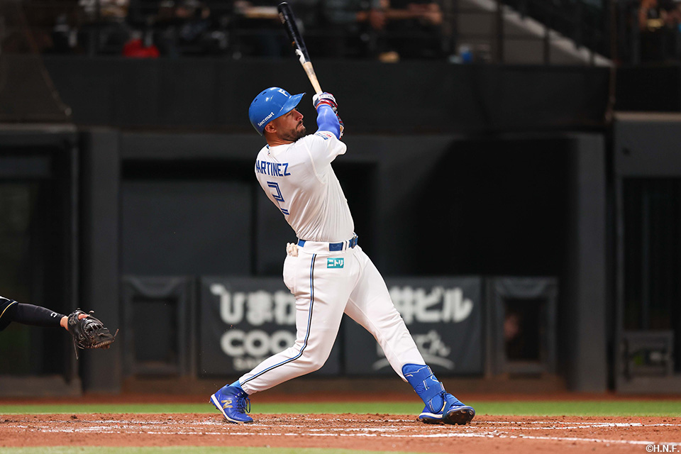 3回裏、先制の適時二塁打を放つマルティネス選手01