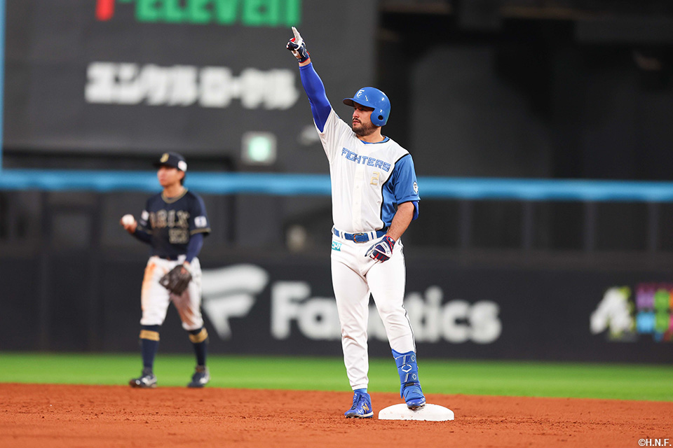 3回裏、先制の適時二塁打を放つマルティネス選手02